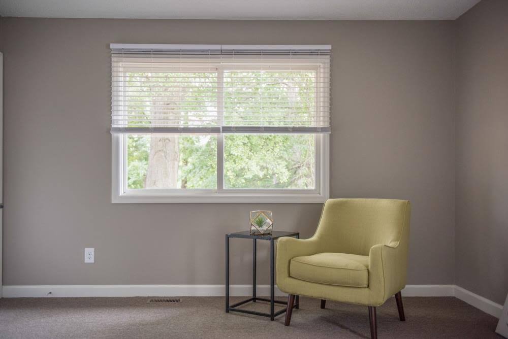 Cordless Soft White Faux Wood Room Darkening Blinds Q848